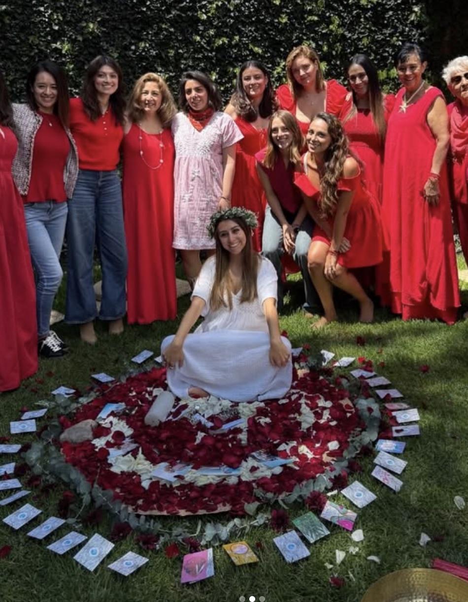 Círculo de mujeres alrededor de un mandala de pétalos de rosa