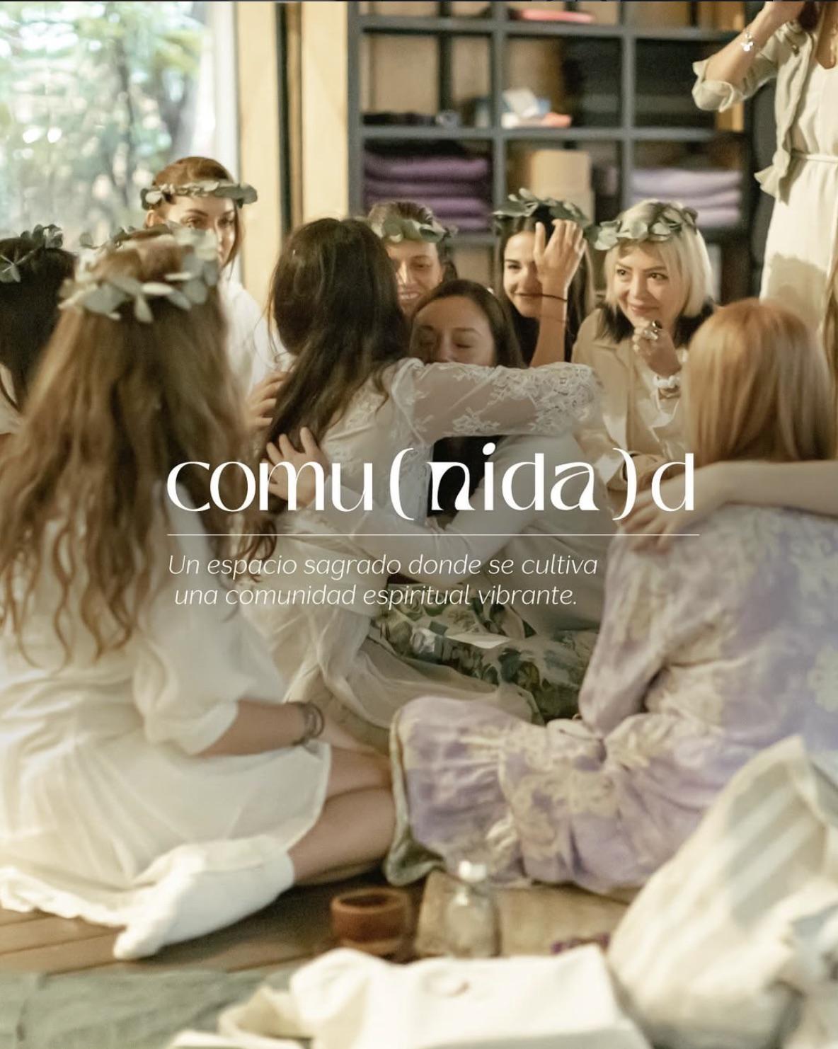 Mujeres con coronas de flores reunidas en círculo